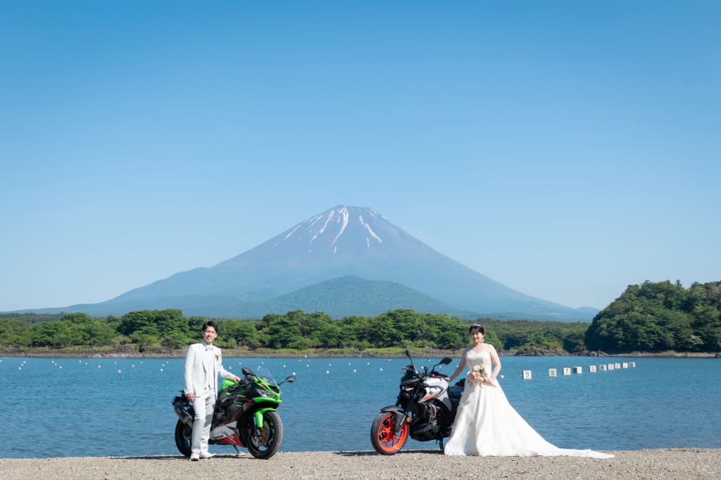愛車のバイクで！お二人らしいウェディングフォト