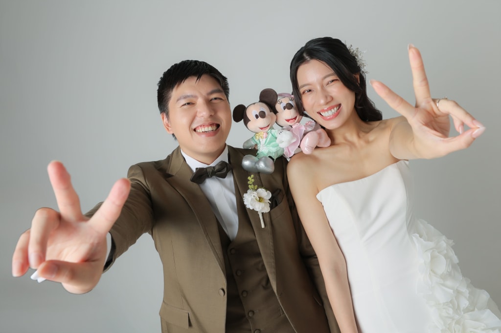 ナチュラル空間でぎゅっと寄り添う、ふたりらしいドレスの時間