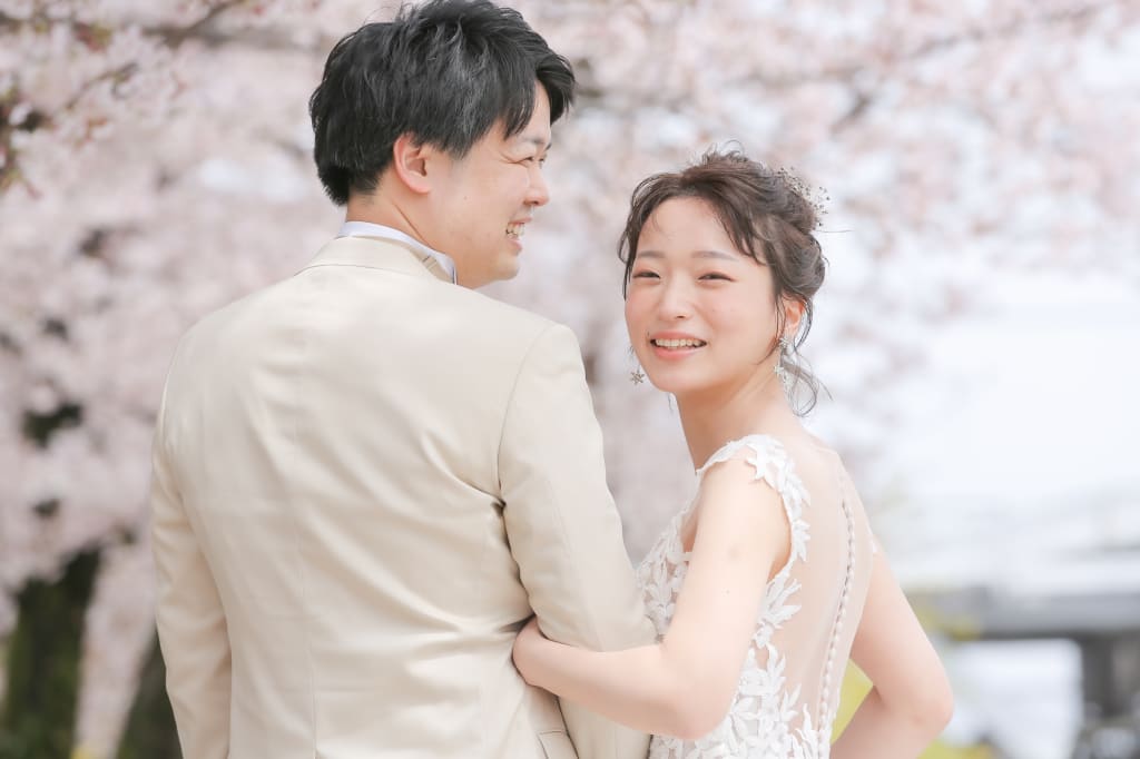 背景無地のスタジオと桜オプションで洋装撮影