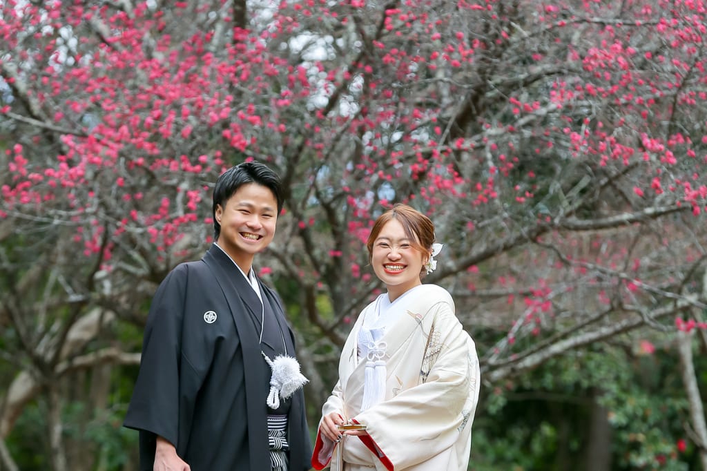 嵐山で梅の花の中のフォトウェディング