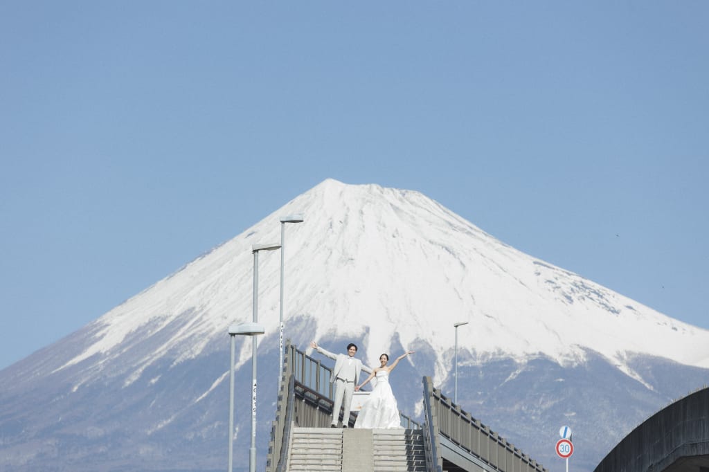 富士山をバックにウェディングフォト