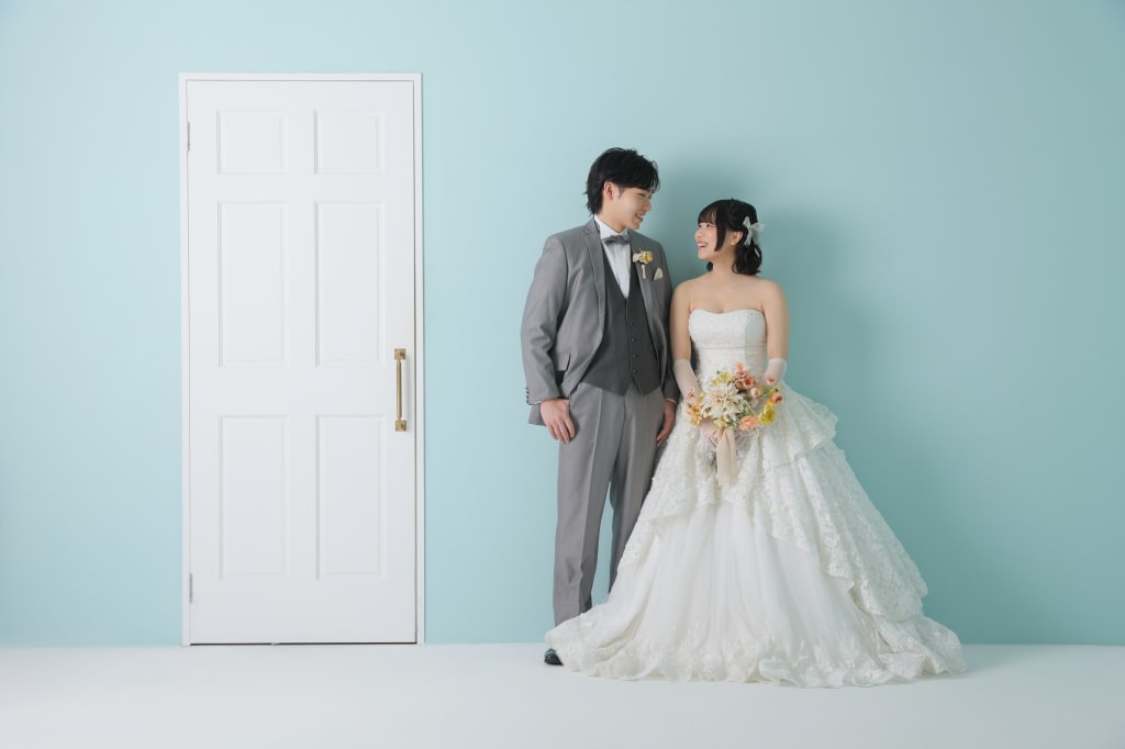 洋装ハウススタジオで笑顔あふれるウェディングフォト