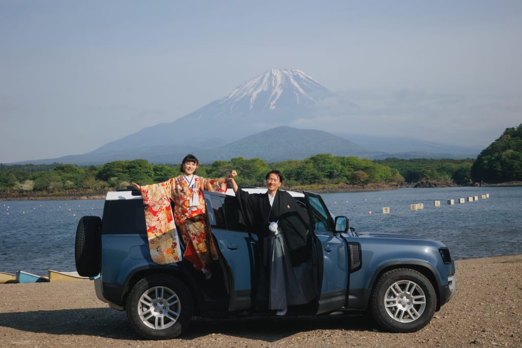 車と一緒の撮影　富士山をバックに