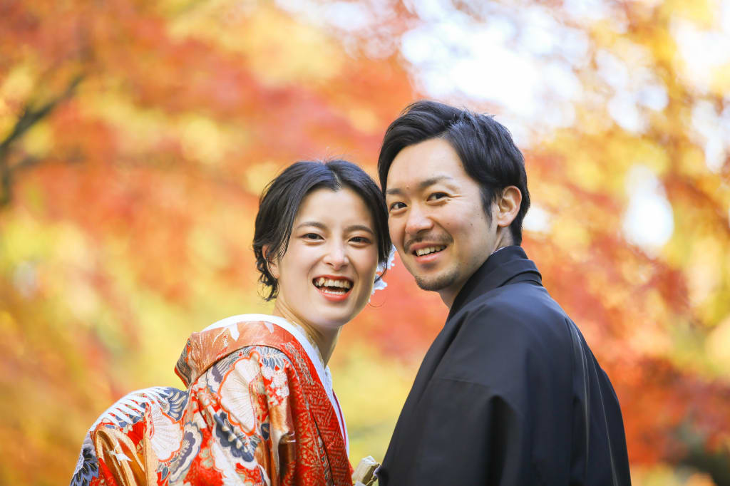 おふたりの和装姿を引き立てる日本庭園