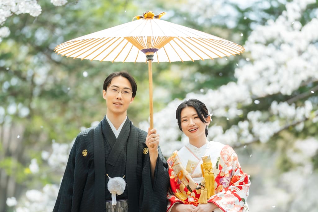 チューリップと、舞い散る桜の花びら
