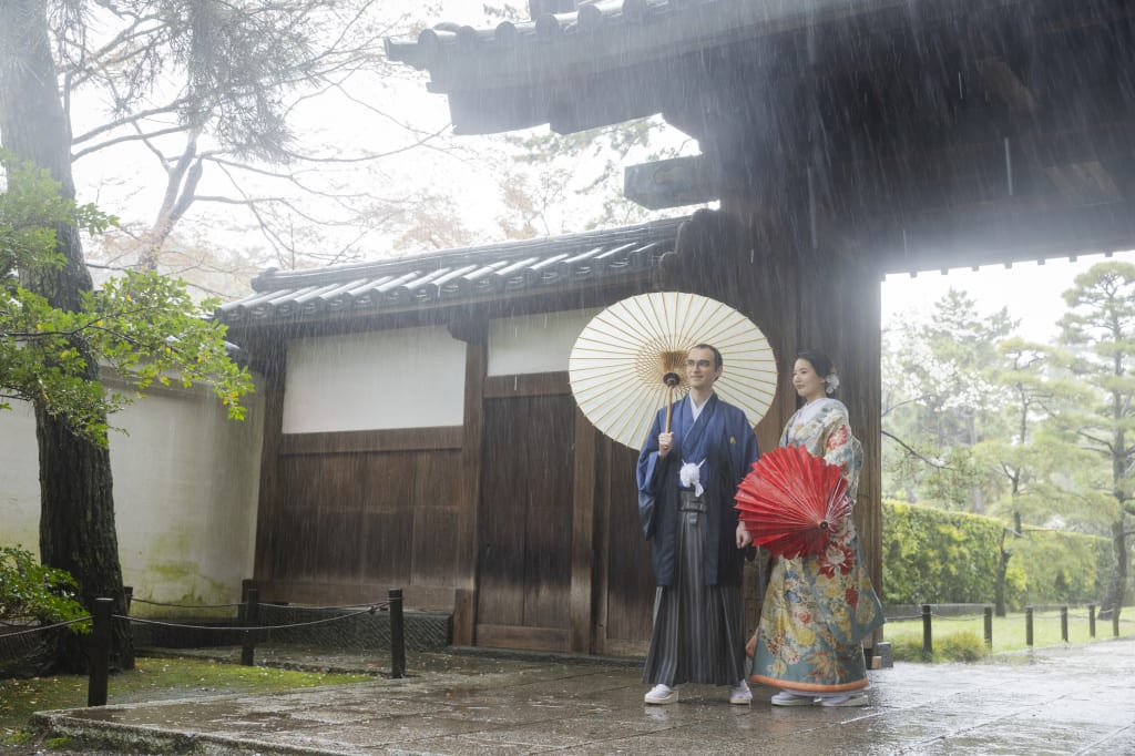 雨の日の情緒と光り輝くドレス。ふたつの世界で描くフォトウェディング