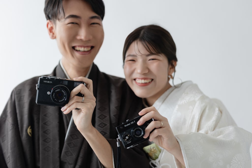 無地のスタジオでシンプルに和装！