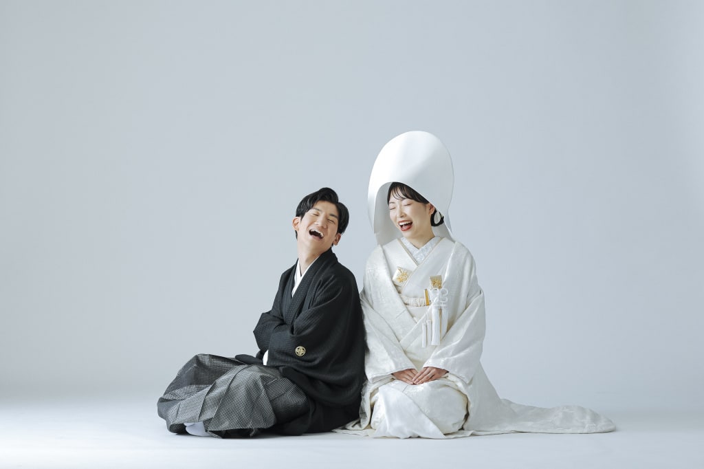 シンプル背景でスタジオ２着