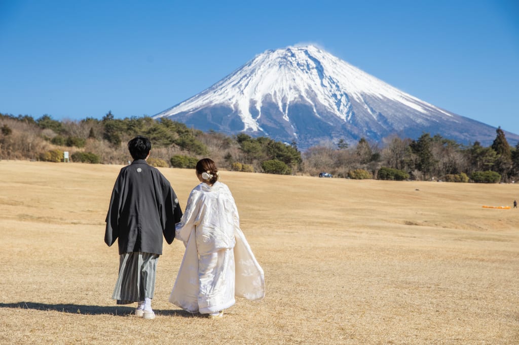 冬の澄み切った空と富士山ロケーションでの和装撮影