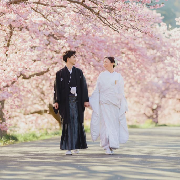 夕陽の中で残した 早咲き桜と自然体のふたり | デコルテフォトグラフィー | 前撮り・フォトウェディング