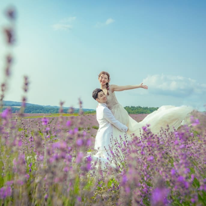 リゾート北海道で 広大な自然とお花畑に囲まれて | デコルテフォトグラフィー | 前撮り・フォトウェディング