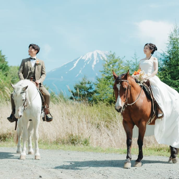 富士山を背景に 笑顔いっぱい乗馬ウェディング | デコルテフォトグラフィー | 前撮り・フォトウェディング