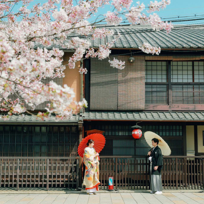 春の祇園を歩きながら 桜と残すウェディングフォト | デコルテフォトグラフィー | 前撮り・フォトウェディング