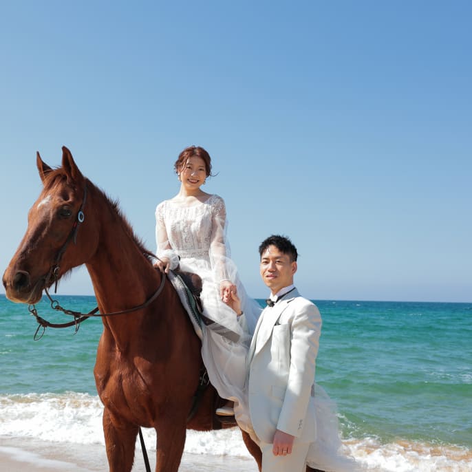 青い海と空を背景に 乗馬ウェディング | デコルテフォトグラフィー | 前撮り・フォトウェディング