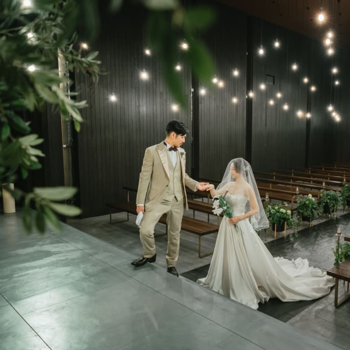 光に包まれて 憧れのチャペルフォト | デコルテフォトグラフィー | 前撮り・フォトウェディング