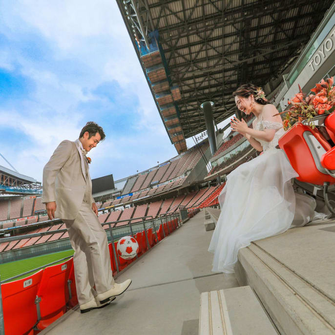 憧れのスタジアムで サッカー愛を結婚写真に込めて | デコルテフォトグラフィー | 前撮り・フォトウェディング