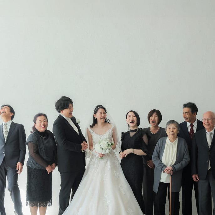 家族の笑顔が集う日 一枚に込められた幸せな瞬間 | スタジオAQUA 新宿店 | 前撮り・フォトウェディング