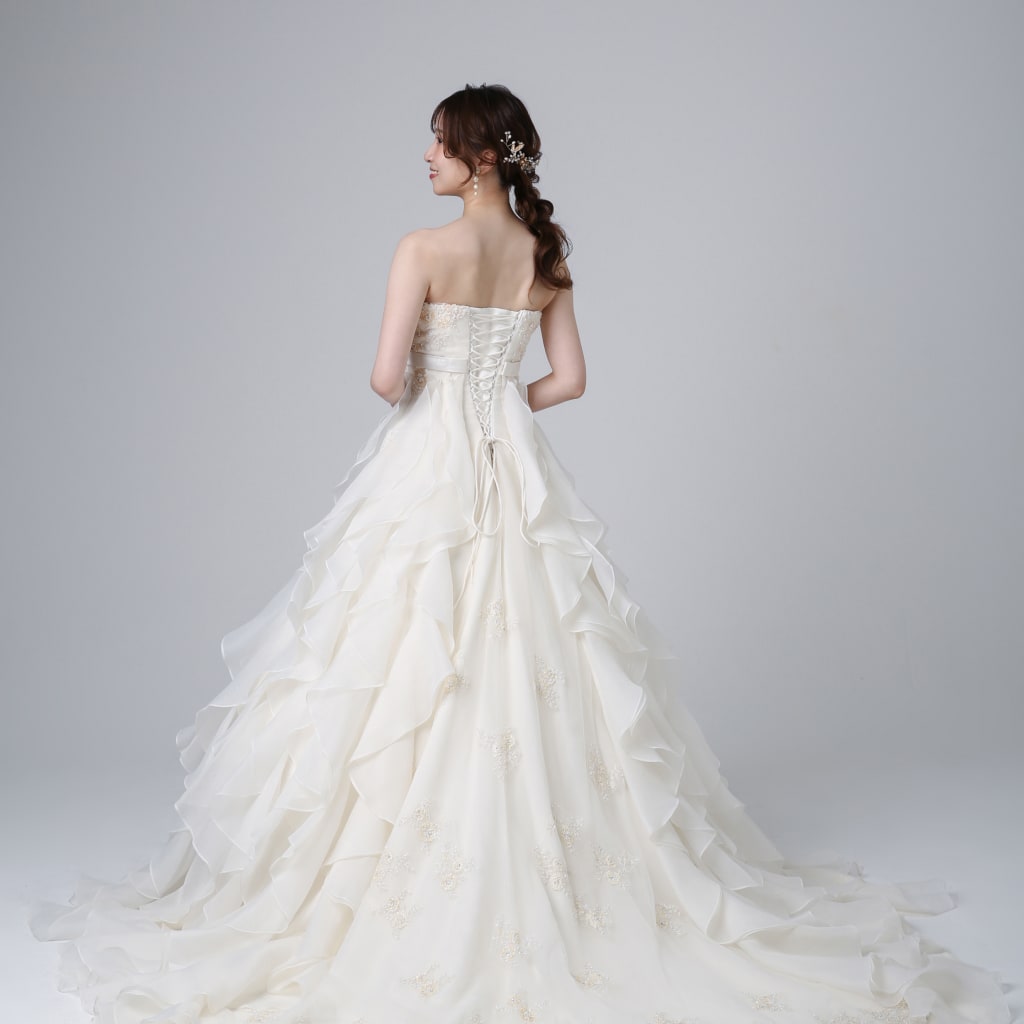 ベージュ刺繍レース縦フリル