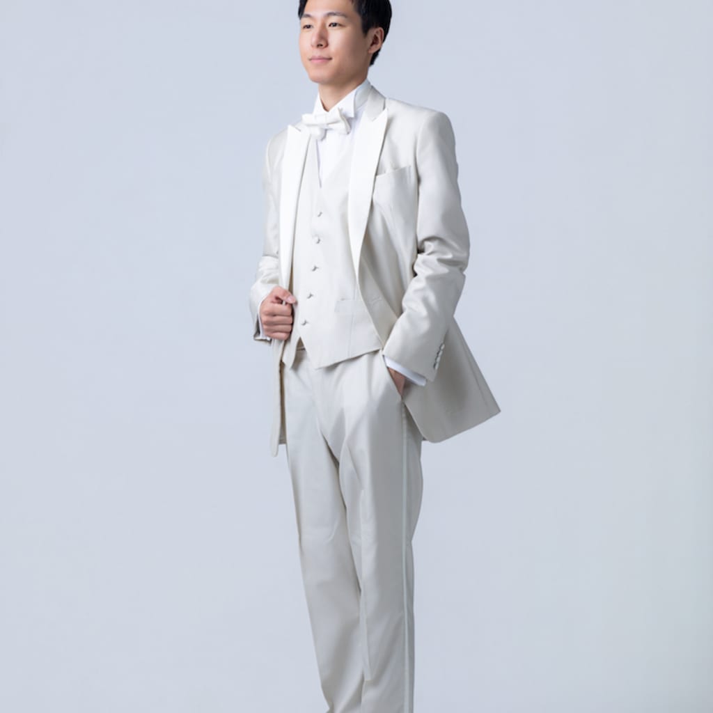 ライトベージュ　襟サテン