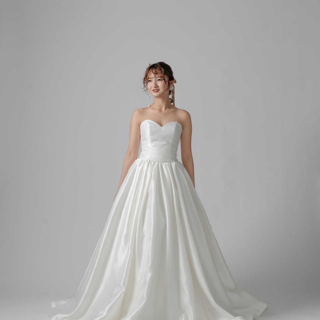 胸元フリルサテン