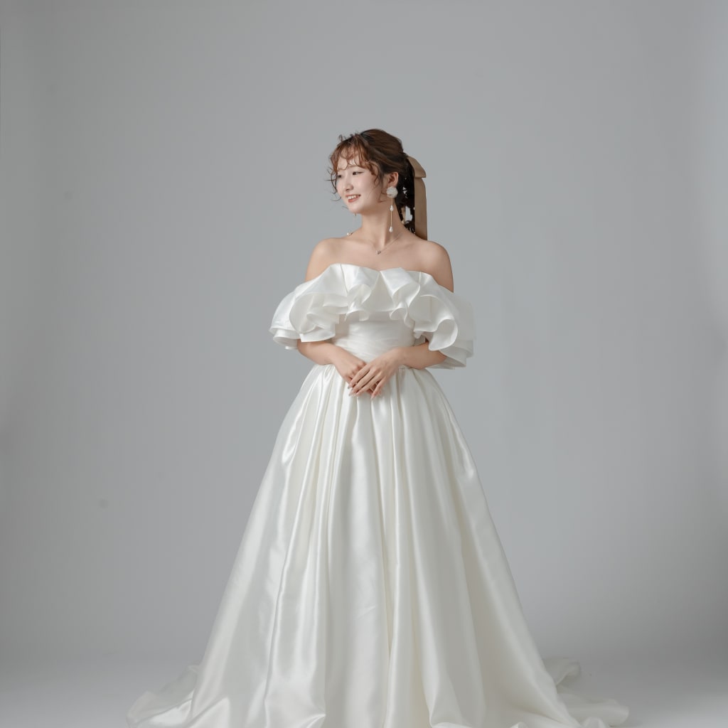 胸元フリルサテン