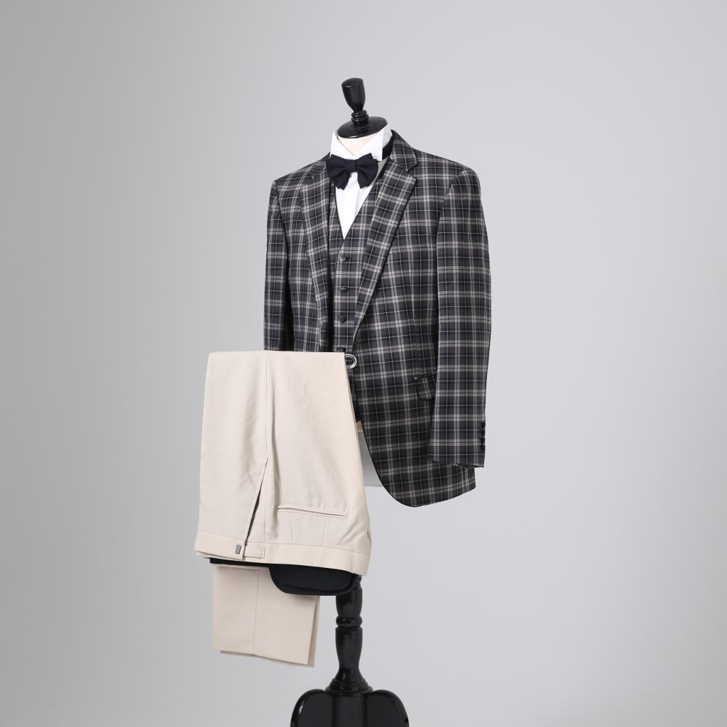 チェックタキシード　ベージュパンツ