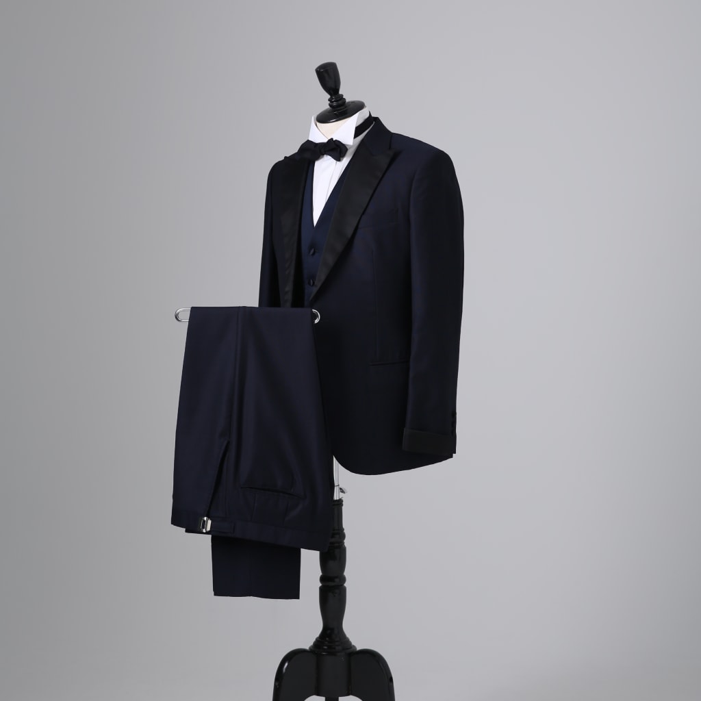 サテンピークドラペル折り返し袖タキシード