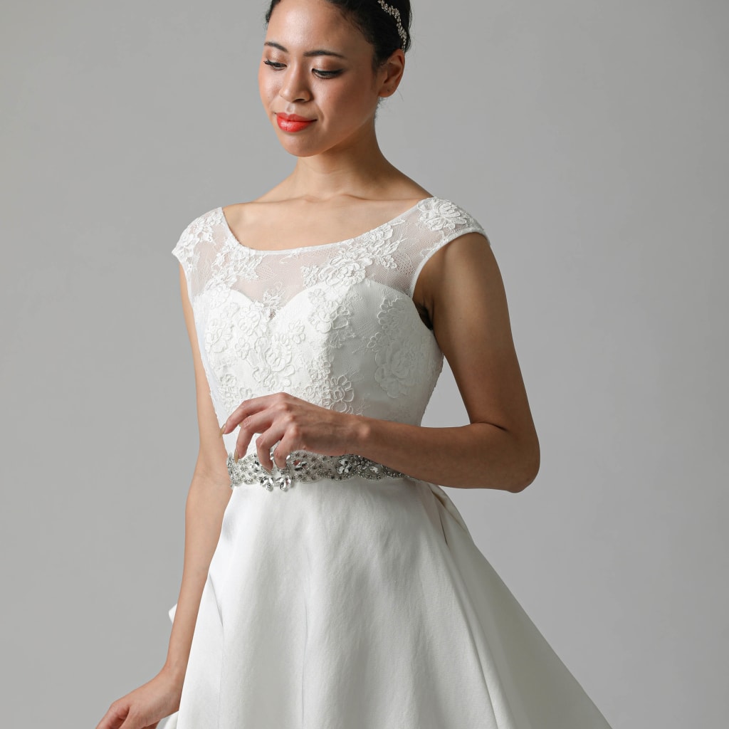 レースフレンチスリーブ後ろラッフル