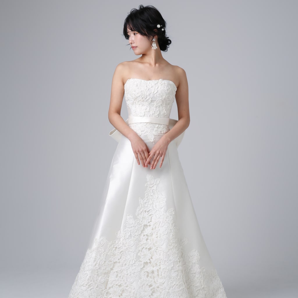 胸元裾テープ刺繍