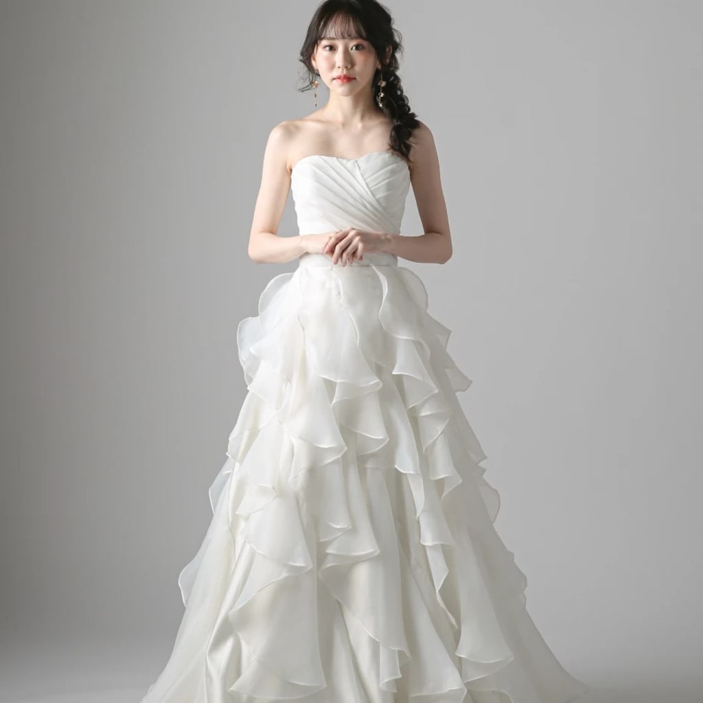 フリルいっぱいウェディングドレス 楽天市場】ロングウエディングドレス オフショルダー 可愛い