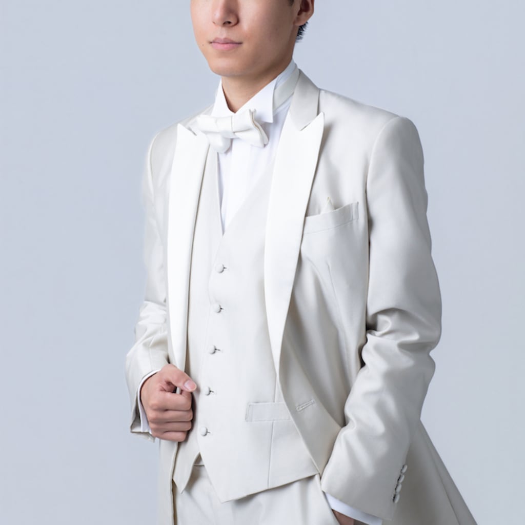 ライトベージュ　襟サテン