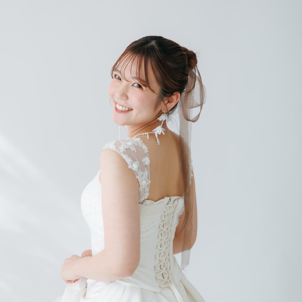 ショルダー付き胸元パールドレス
