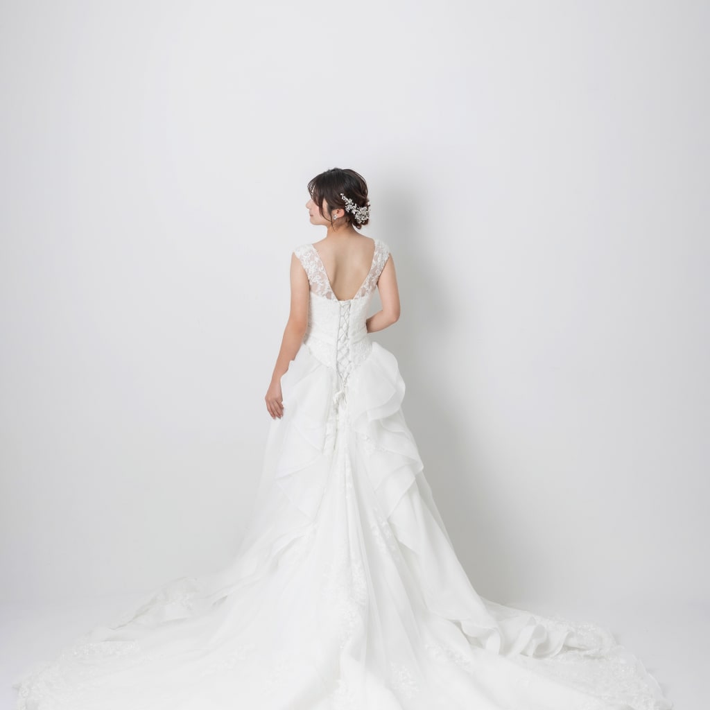 刺繍散りばめ後ろラッフル立体花