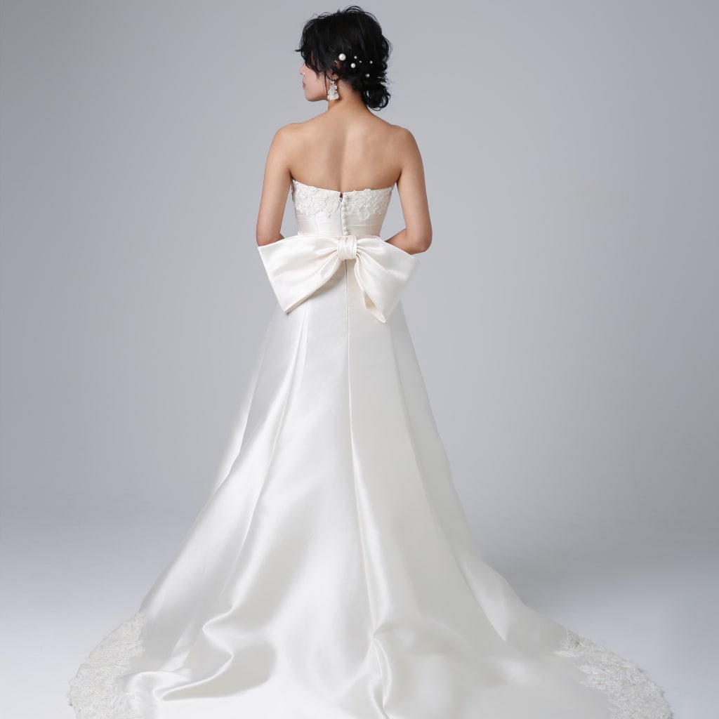 胸元裾テープ刺繍