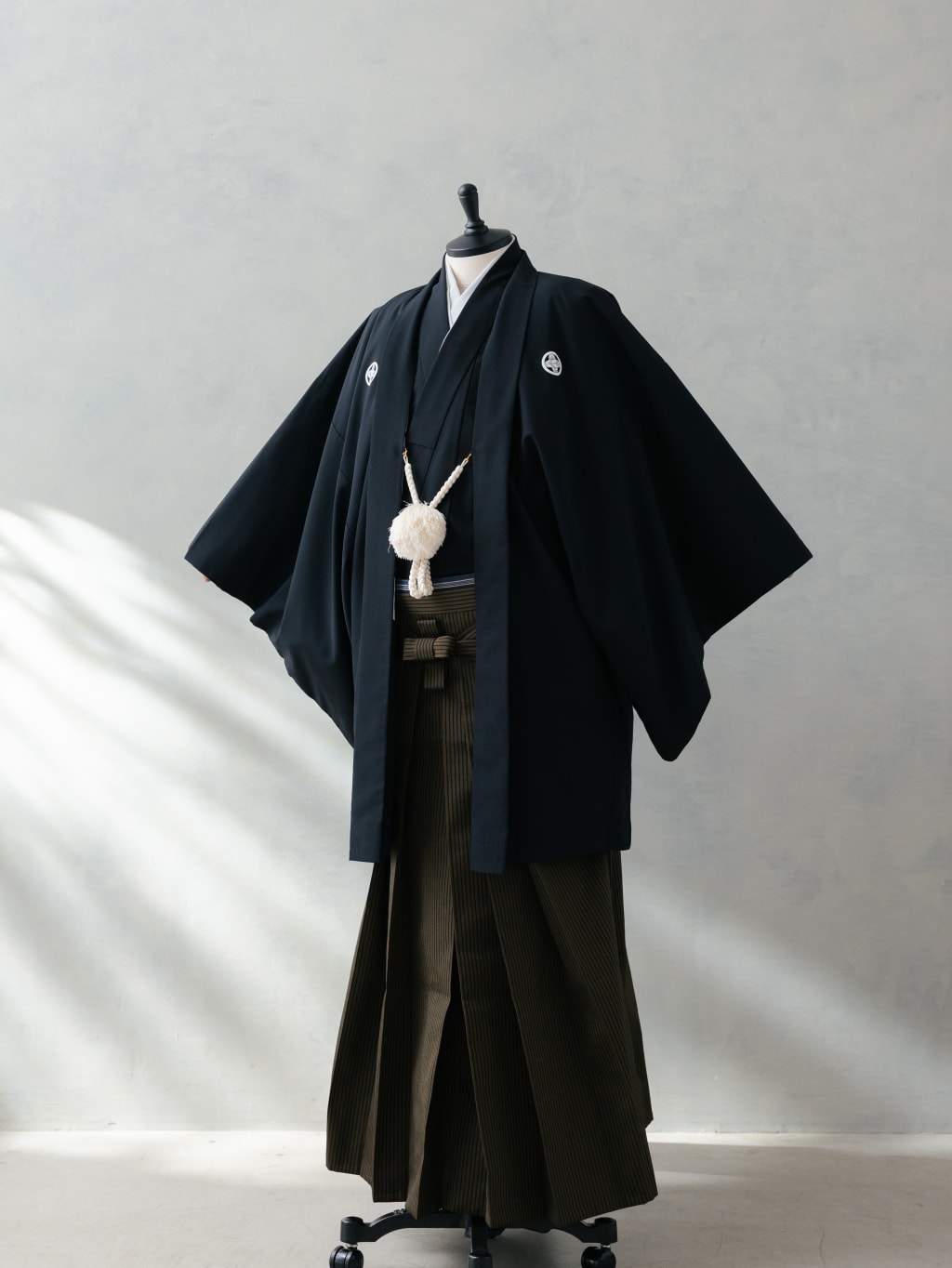黒紋付 × カーキ袴 | デコルテフォトグラフィー | 前撮り・フォトウェディング
