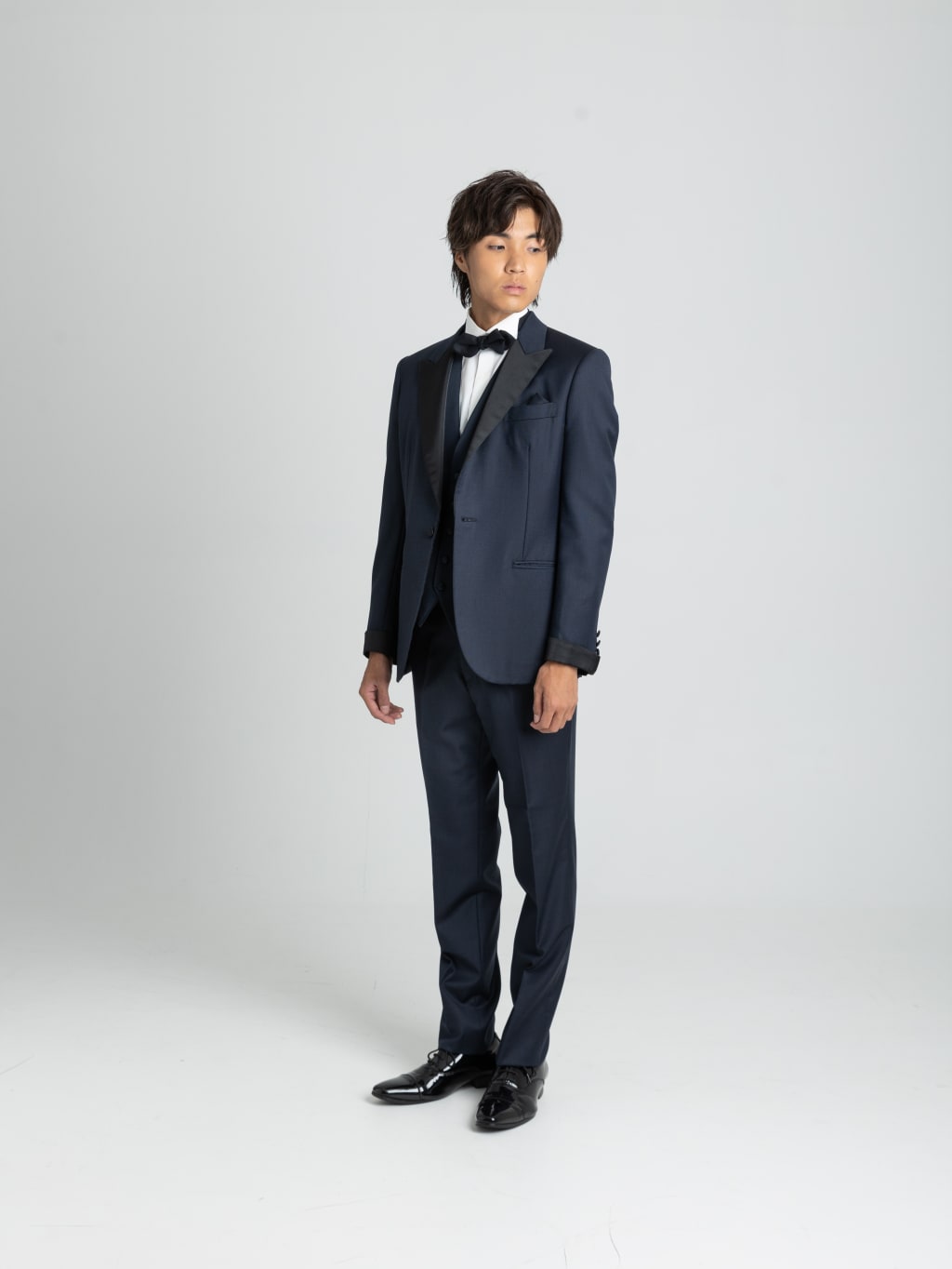 サテンピークドラペル折返し袖タキシード/ネイビー | デコルテフォトグラフィー | 前撮り・フォトウェディング