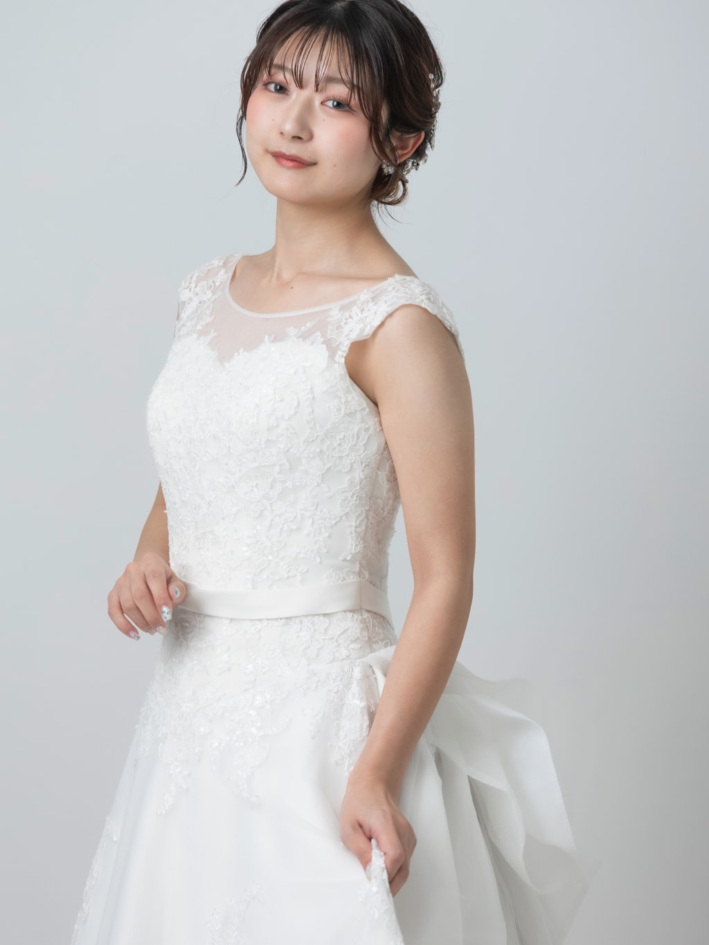 刺繍散りばめ後ろラッフル立体花 | スタジオAQUA 横浜駅前店 | 前撮り・フォトウェディング