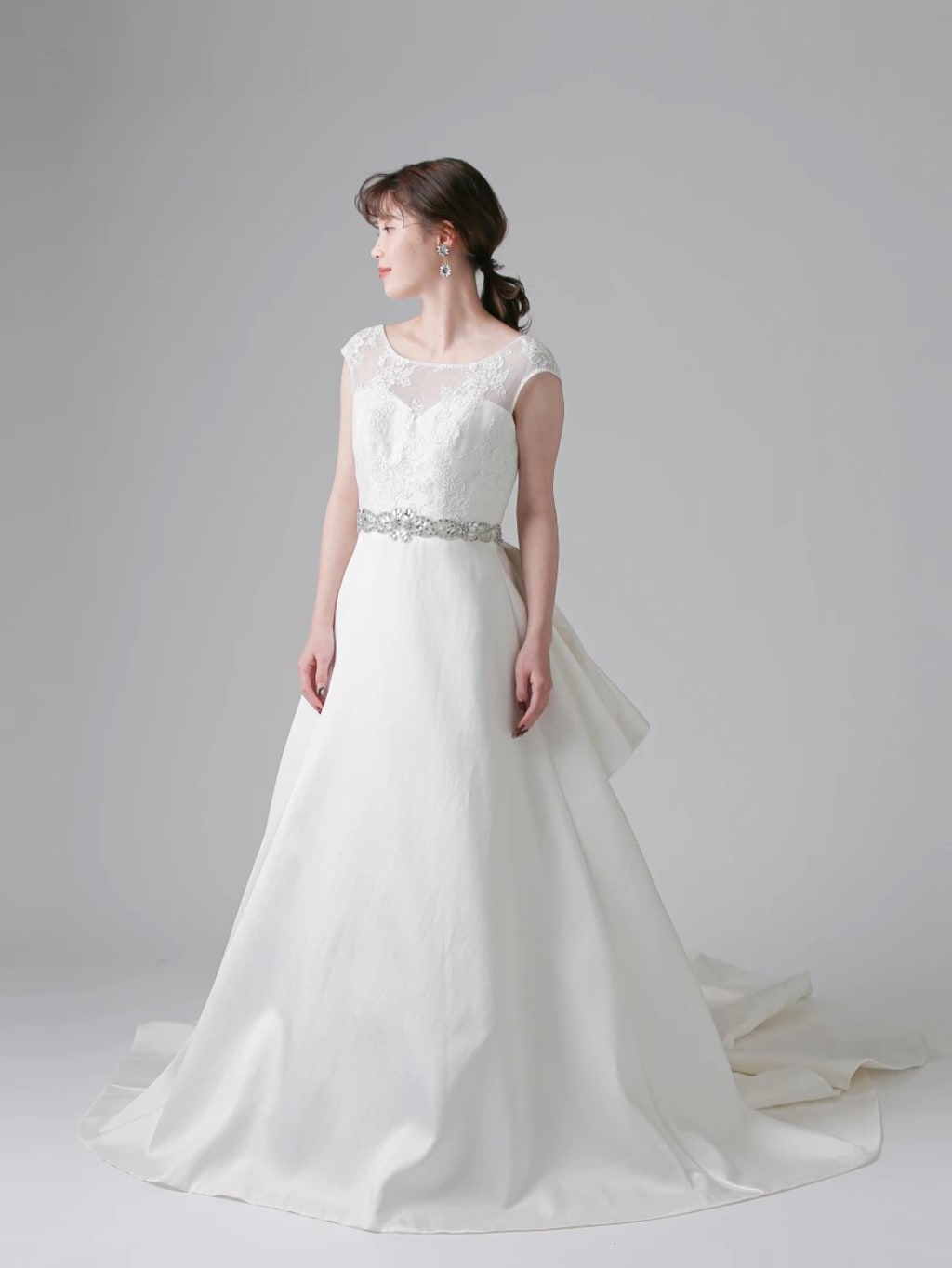 レースフレンチ後ろ深Vラッフル | デコルテフォトグラフィー | 前撮り・フォトウェディング