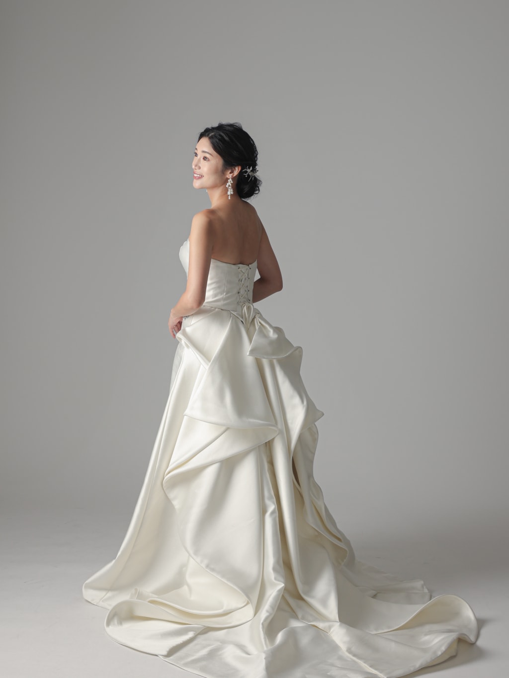 シンプルAライン後ろフリル | デコルテフォトグラフィー | 前撮り・フォトウェディング