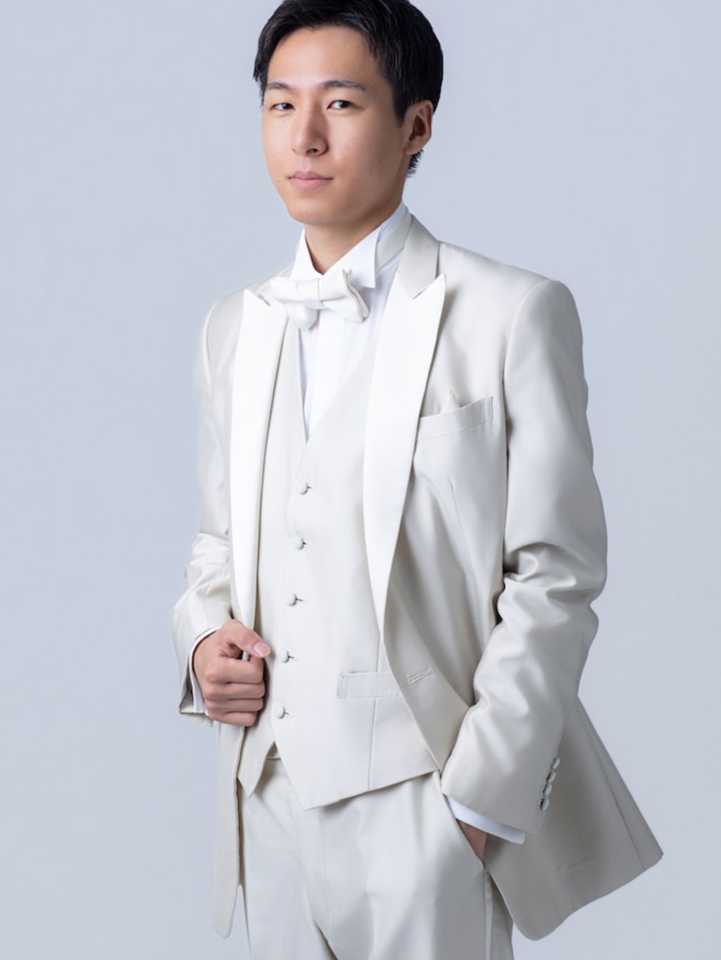 ライトベージュ　襟サテン