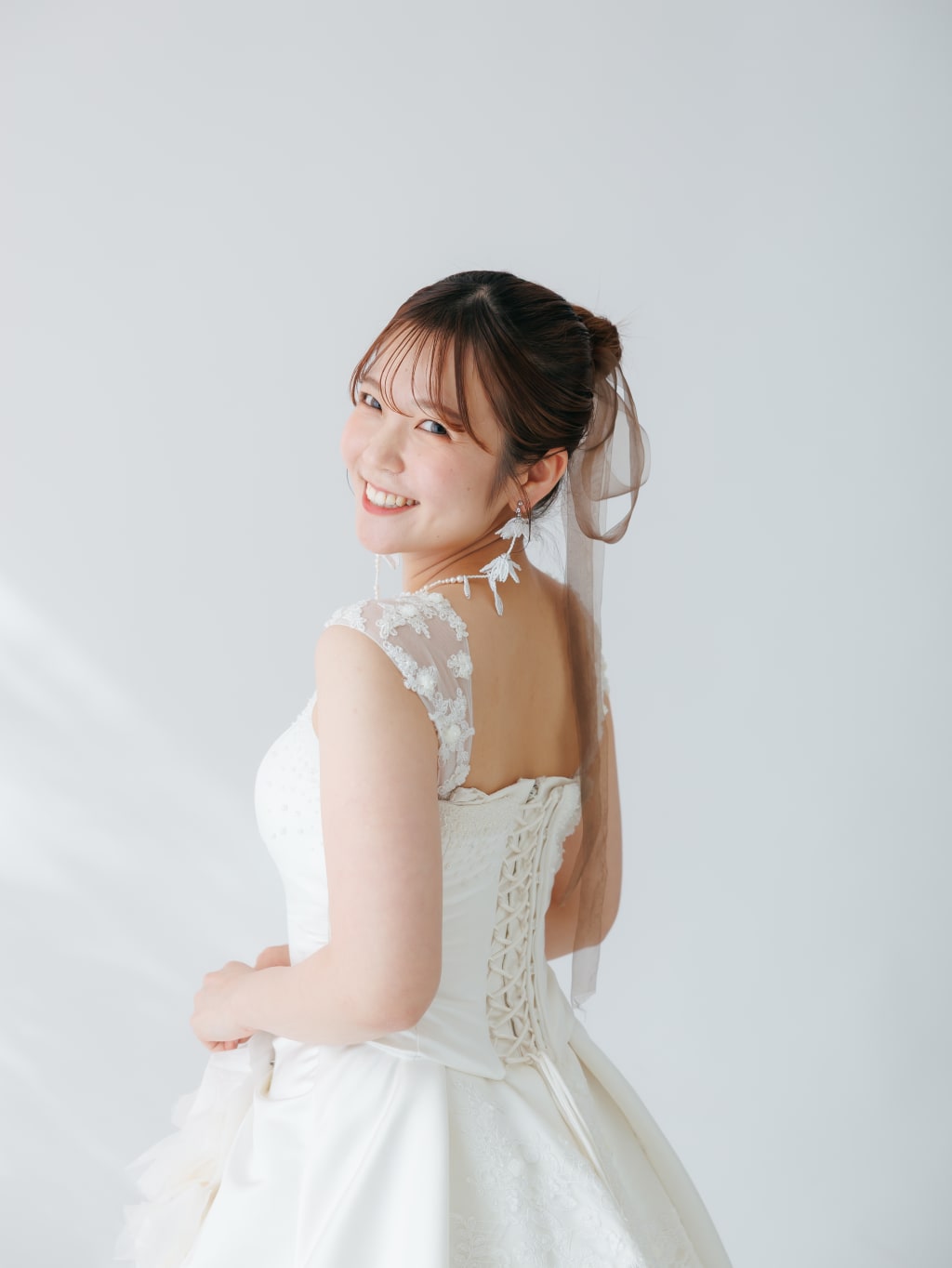 ショルダー付き胸元パールドレス | デコルテフォトグラフィー