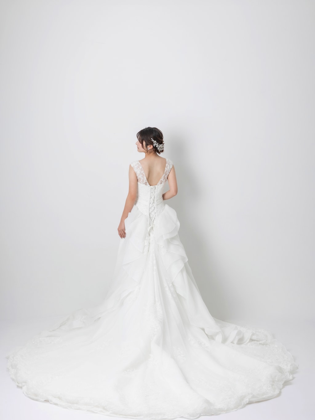 刺繍散りばめ後ろラッフル立体花