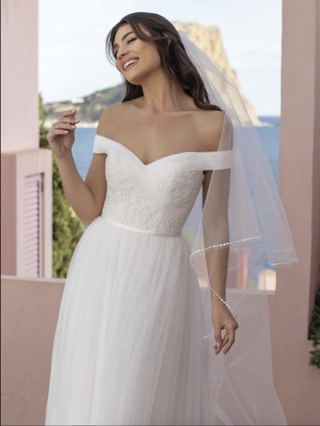 WHITE ONE ウェディングドレス （PRONOVIAS姉妹ブランド）プロノビアス 