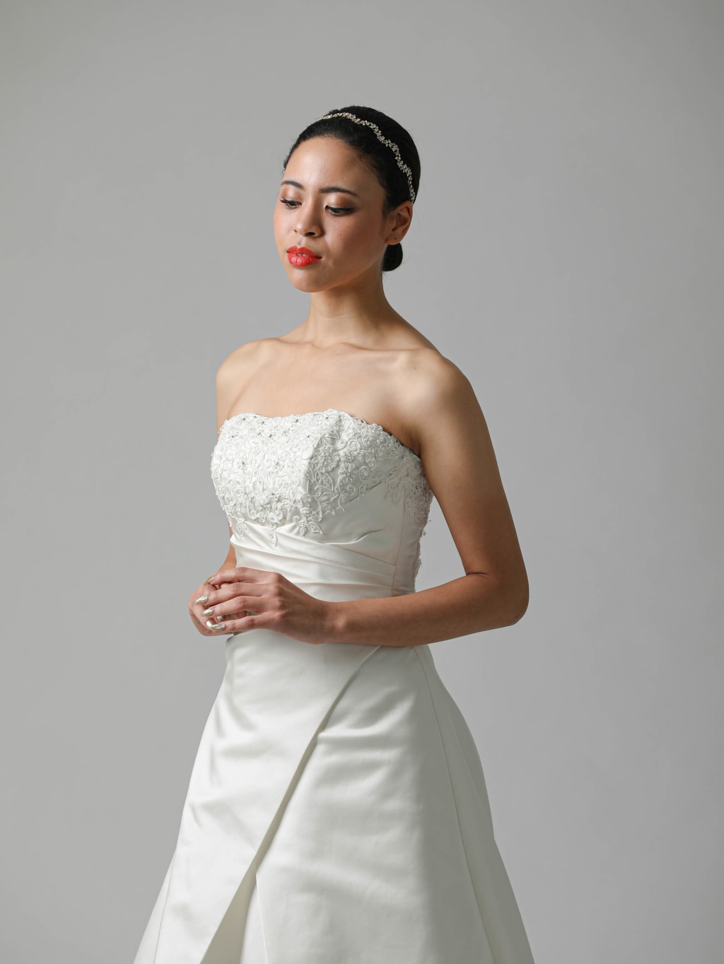 スカート前クロスドレス | デコルテフォトグラフィー | 前撮り・フォトウェディング