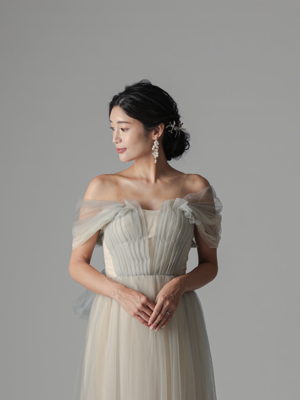 胸元ギャザーオフショルダー | デコルテフォトグラフィー | 前撮り・フォトウェディング