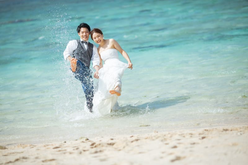 瀬底ビーチで in the sea♡ | スタジオSUNS | 前撮り・フォトウェディング