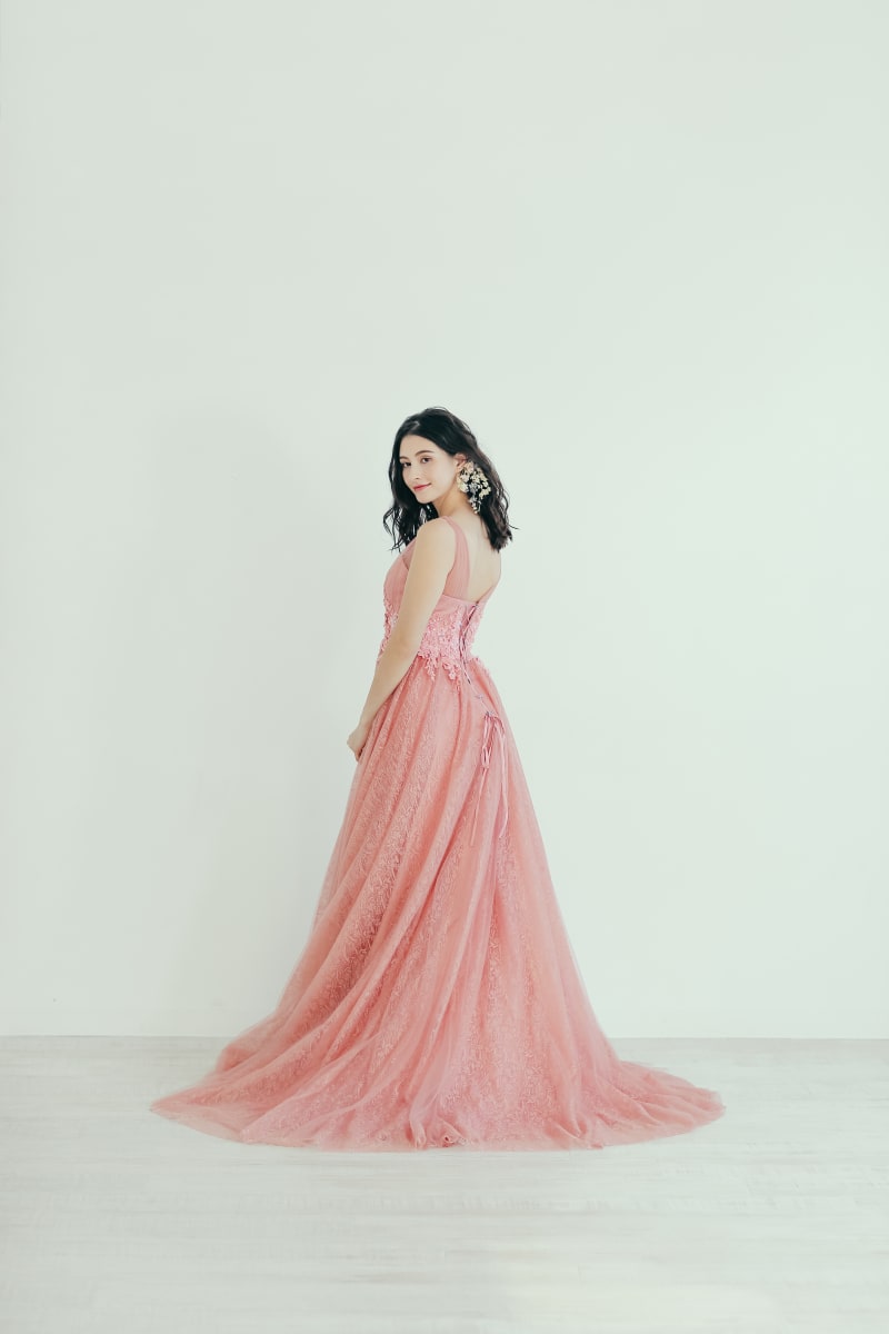 大人ロマンティックなカラードレスは深みピンクで華やかに デコルテフォトグラフィー 前撮り フォトウェディング