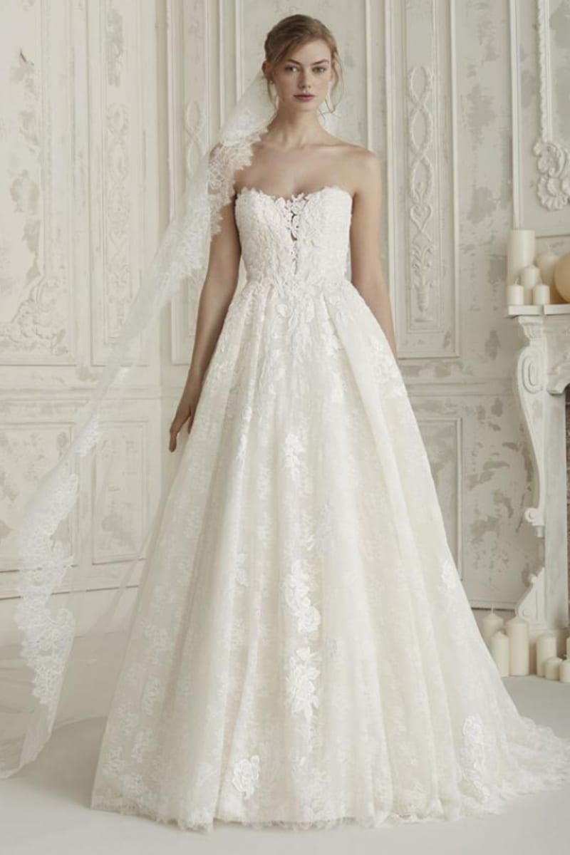 スペイン発のウエディングドレスブランド「PRONOVIAS スペイン発のウエディングドレスブランド「PRONOVIAS