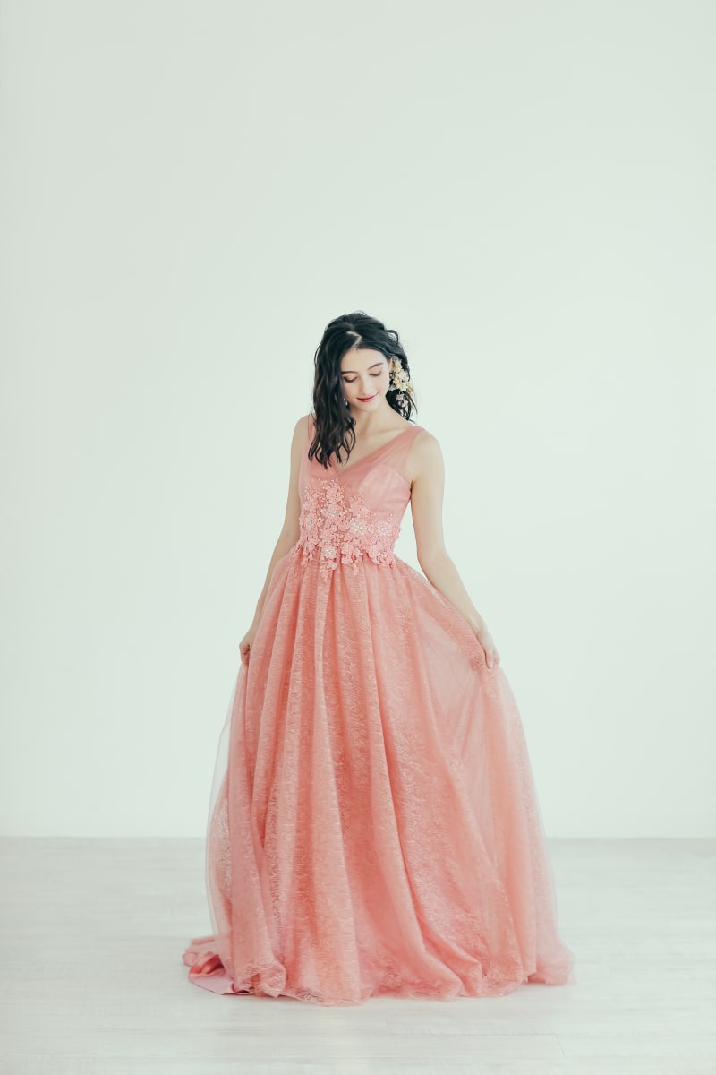 大人ロマンティックなカラードレスは深みピンクで華やかに デコルテフォトグラフィー 前撮り フォトウェディング