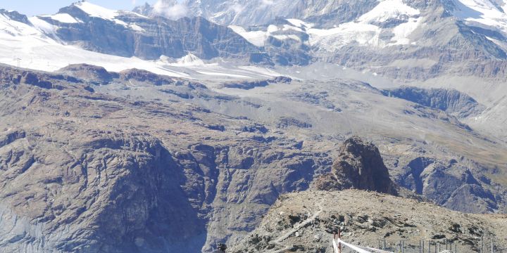 Verso l'Everest in bicicletta, l'impresa ad alta quota di un 60enne cinese